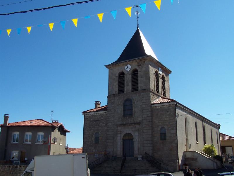 Mariée avançant vers l'autel dans une église classique avec musique d'entrée